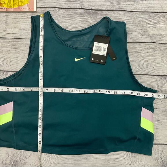 Nike - NWT Colorblock Workout Cropped Tank - Picture 11 of 11